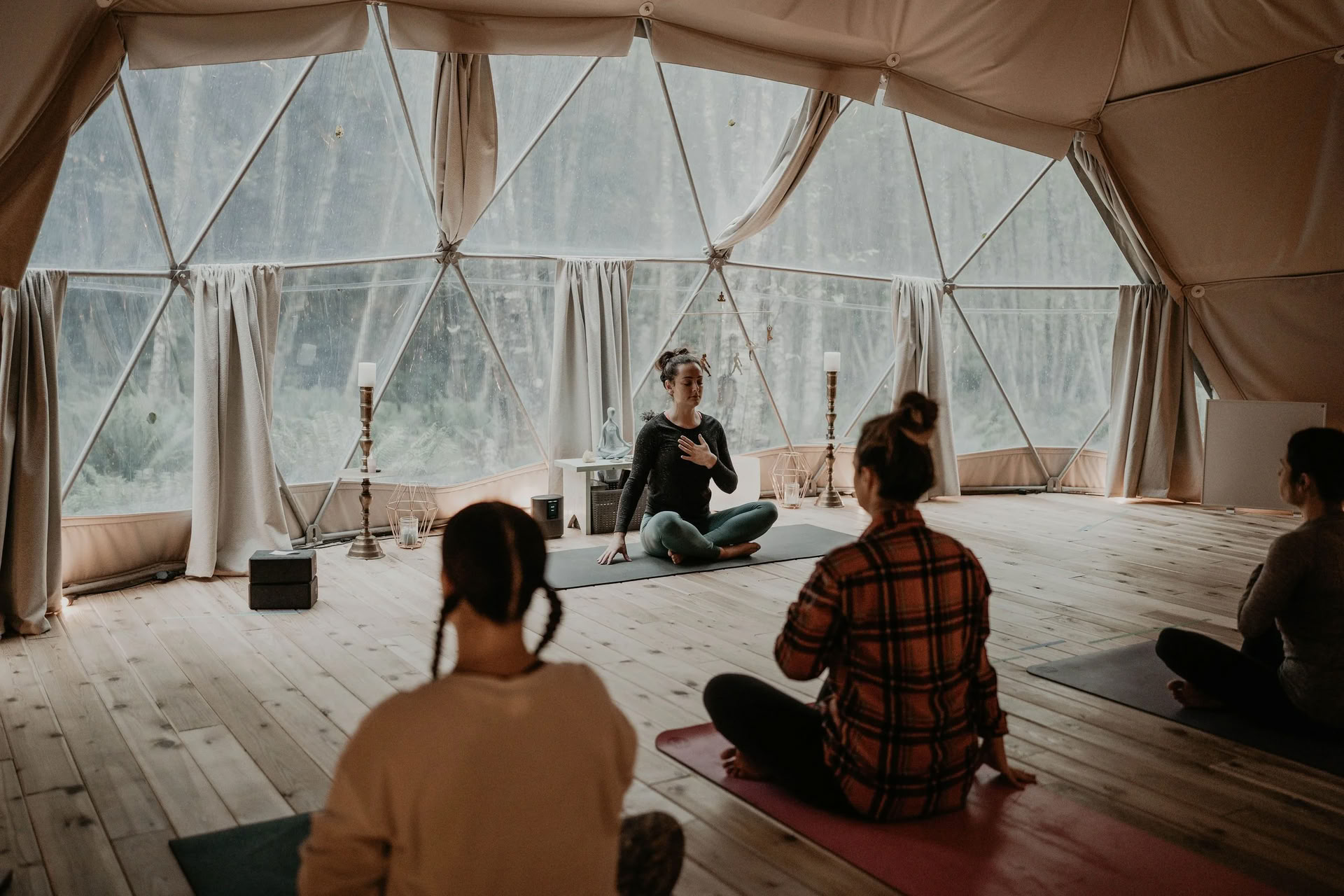 „Paliečiant mėlynę: gedulo retritas su Chloe Hunter + Andrea Clark | Nectar Yoga“