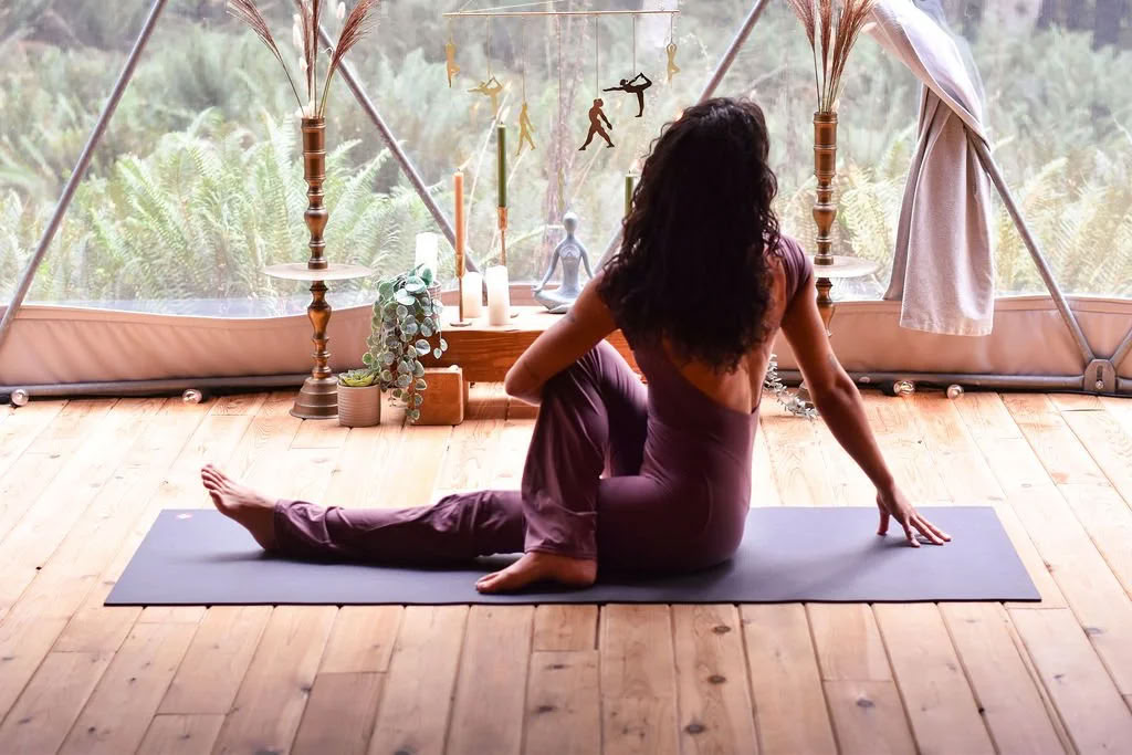 Bowen Island jogos retritas su Hanna Franke ir Tori Spero — Nectar Yoga