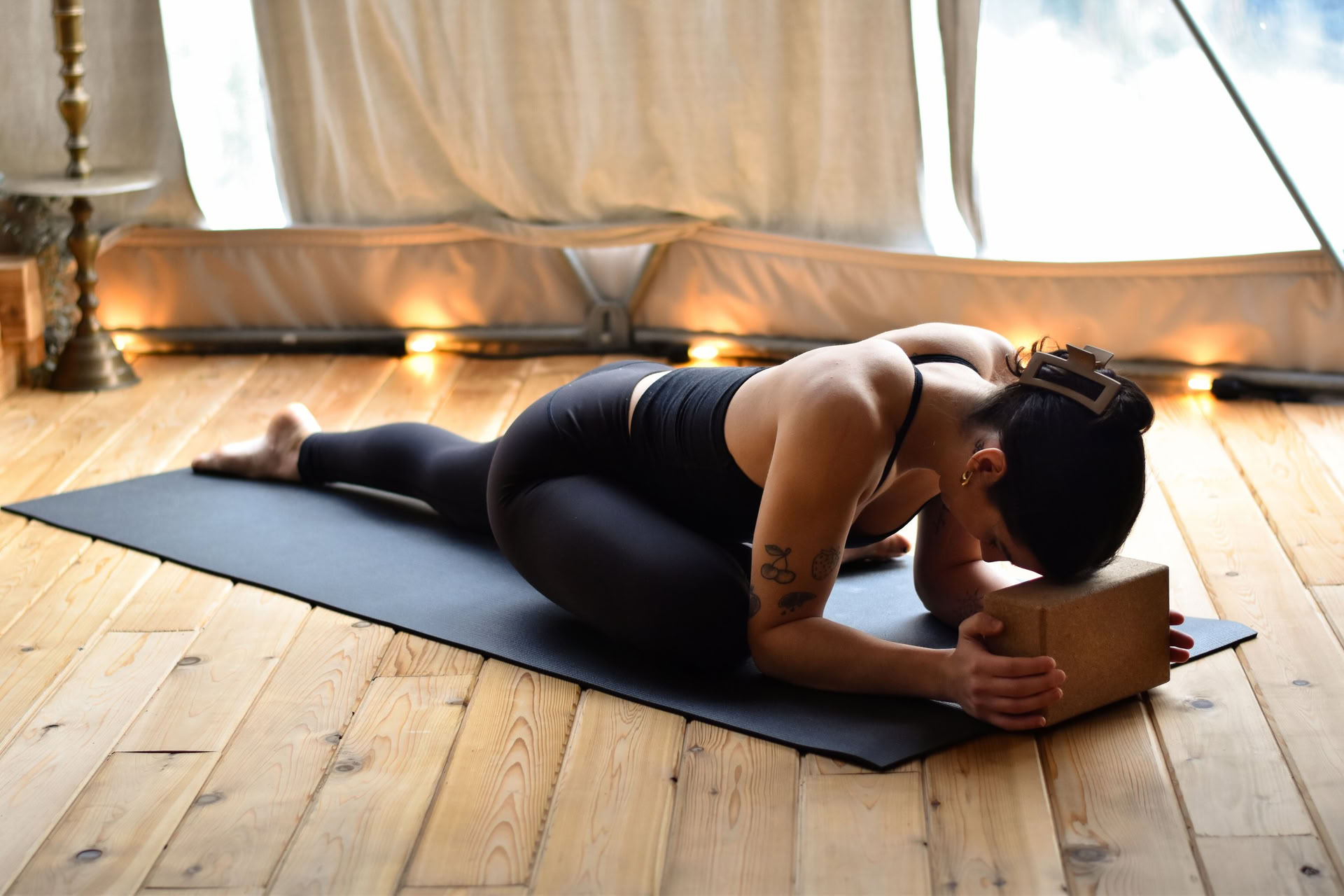 Root + Return, atkuriamoji praktika ryšiui atkurti ir susigrąžinti | Nectar Yoga