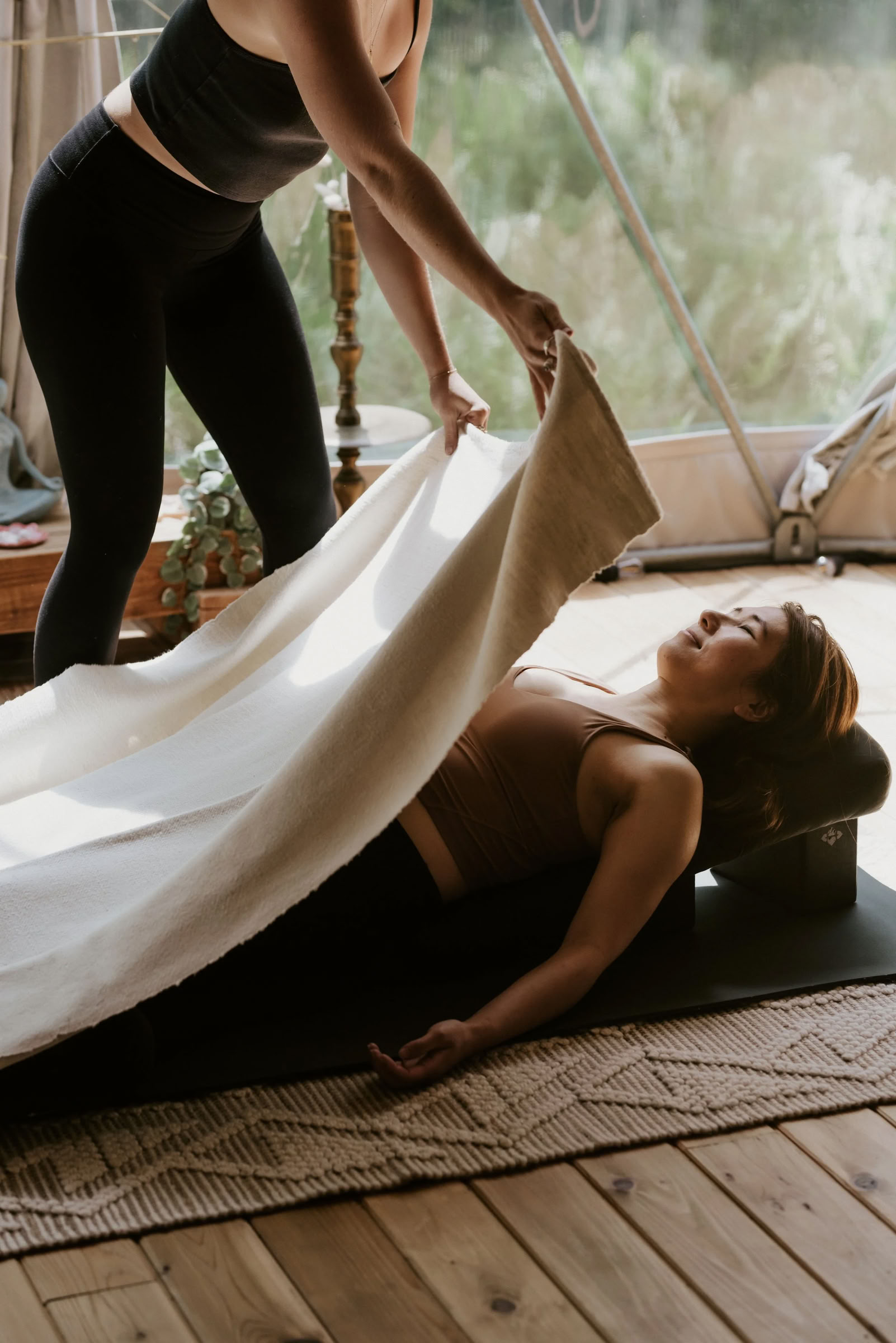Rise: Įtraukianti jogos ir garso terapijos patirtis su Hadis Kiani | Nectar Yoga