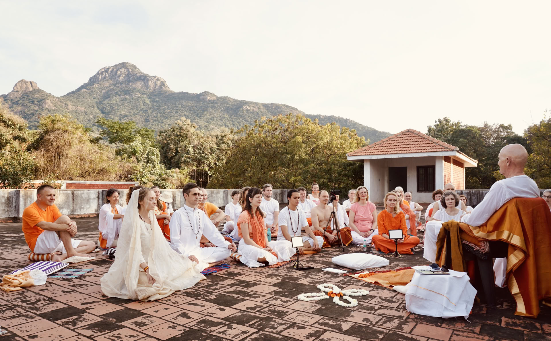 Sausio 24 d. 21 dienų tylos meditacijos detoksikacijos ašramo retritas Indija