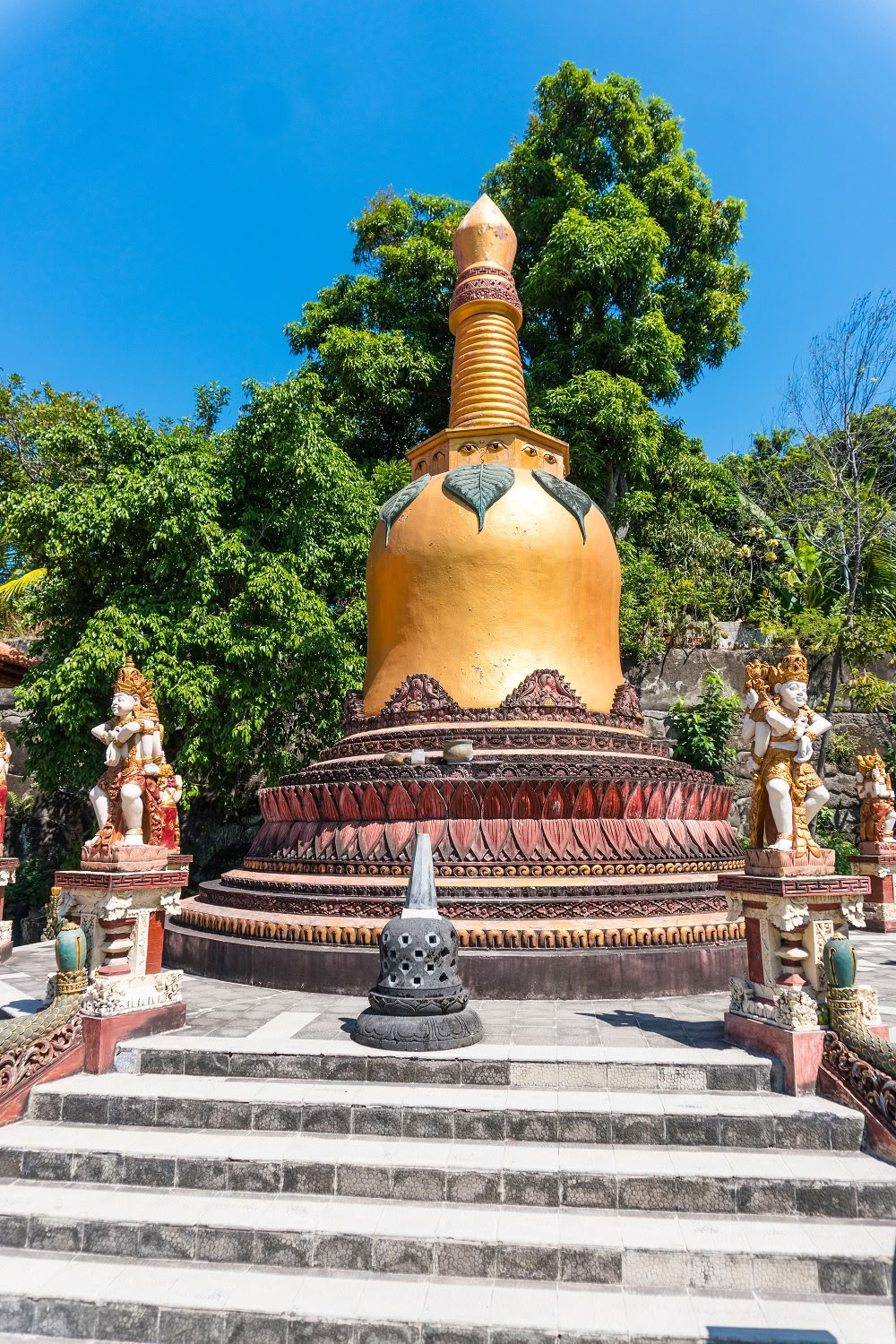 Banjar turas su meditacija šventykloje