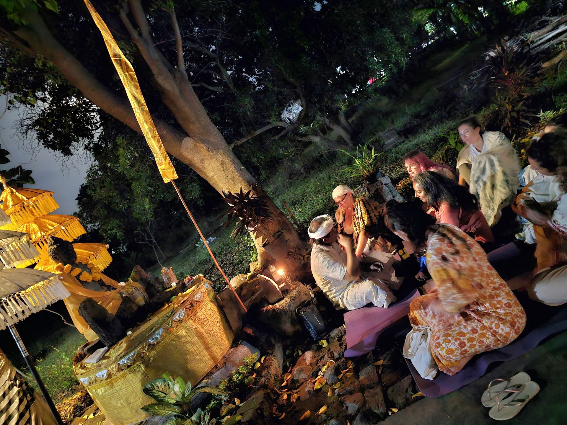 Pilnaties ceremonija Candi Buddha mieste