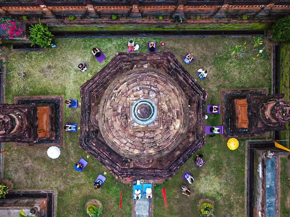 Pilnaties ceremonija Candi Buddha mieste