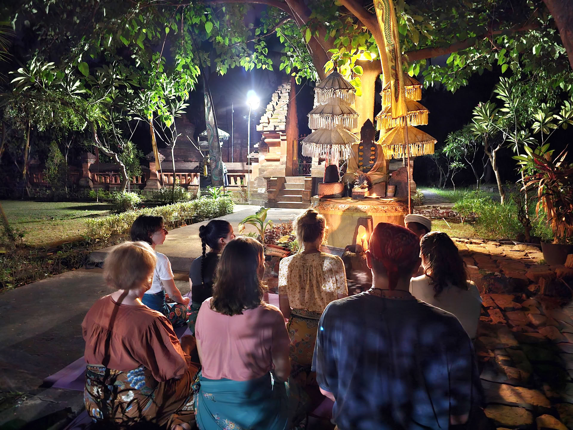 Pilnaties ceremonija Candi Buddha mieste