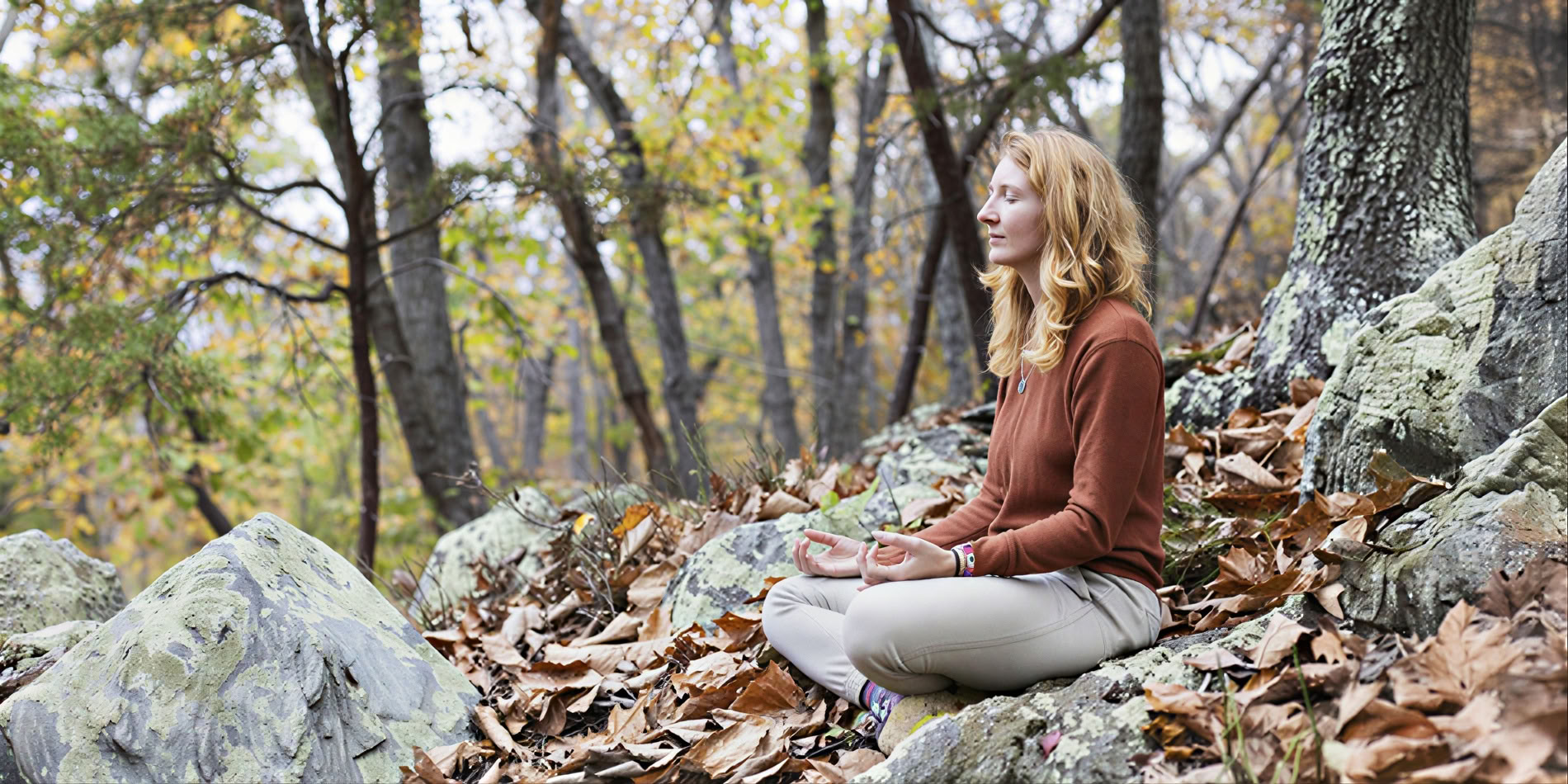 Whispering Leaves: Rudens tylus jogos ir meditacijos retritas