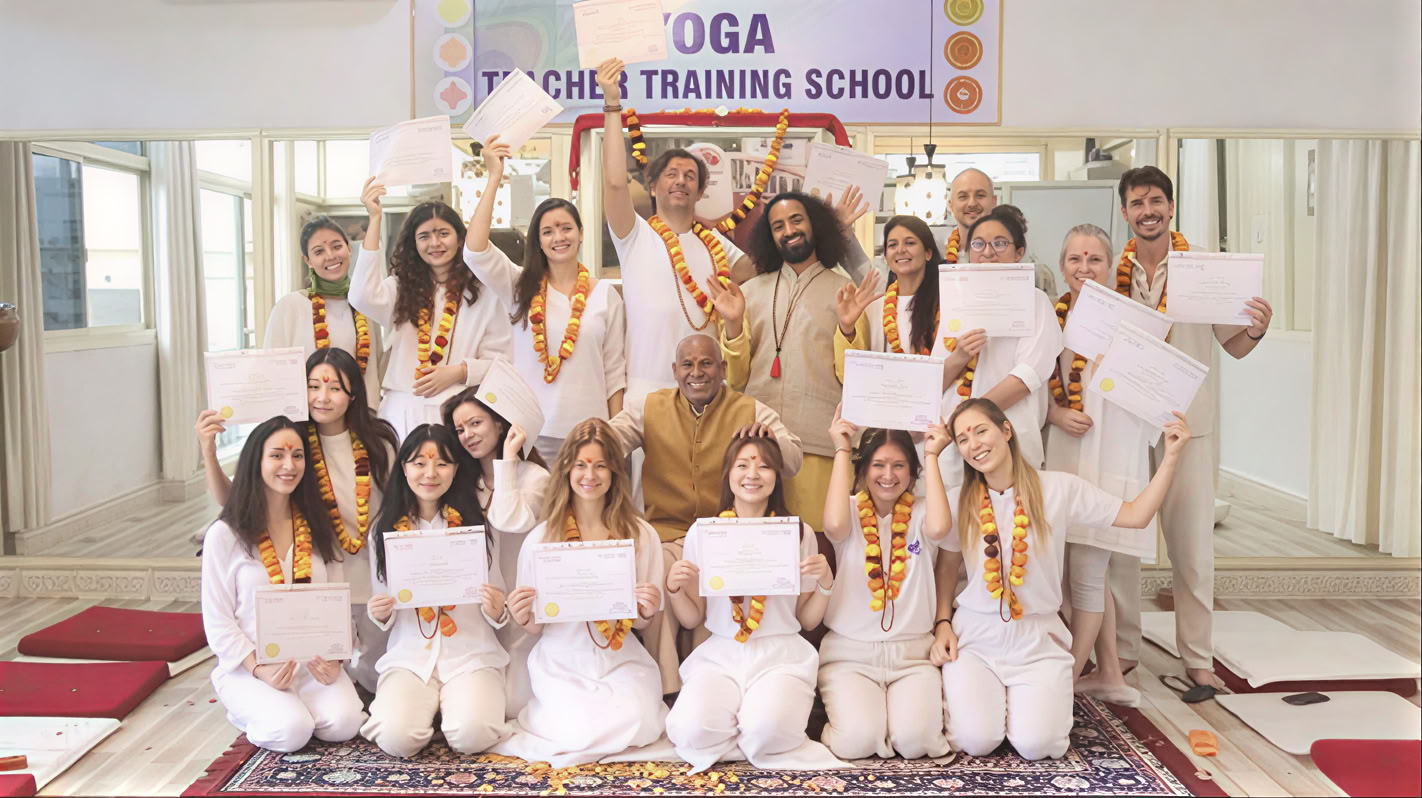 100 valandų jogos mokytojų mokymai Rishikesh, Indijoje