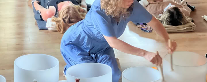 Sekmadienio garso terapijos kelionė su Emma Leigh