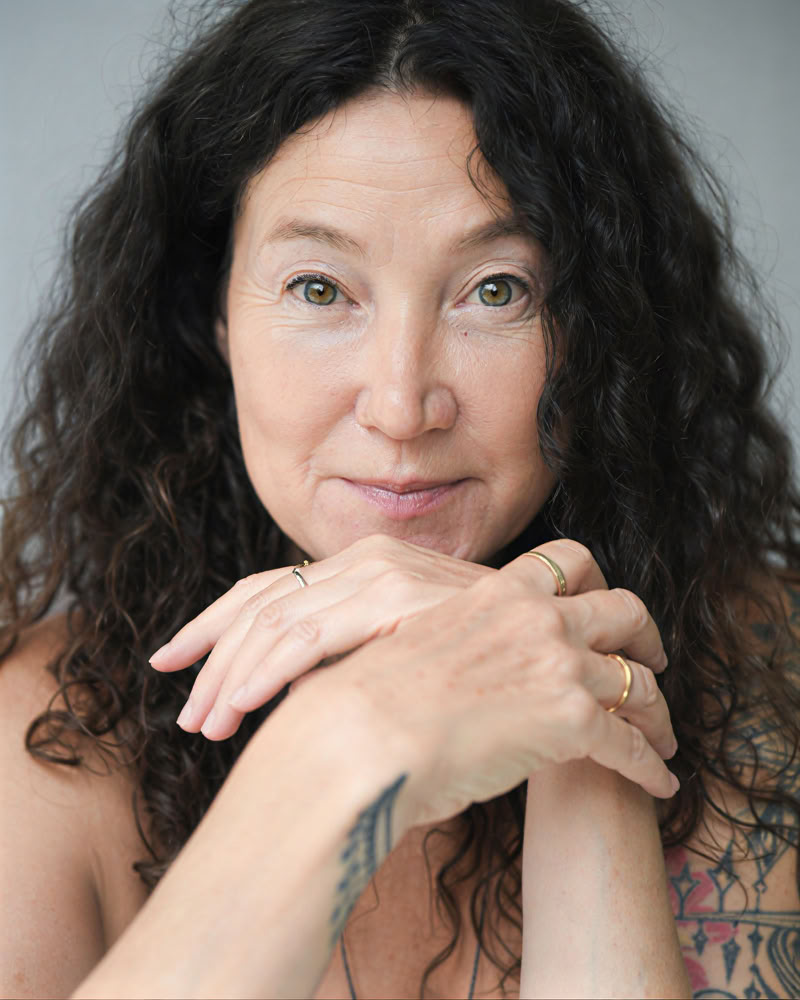 „Vidurinis kelias: įsikūnijimo kelionė, tyrinėjanti ramybę ir judesį, tylą ir garsą, tamsą ir šviesą“