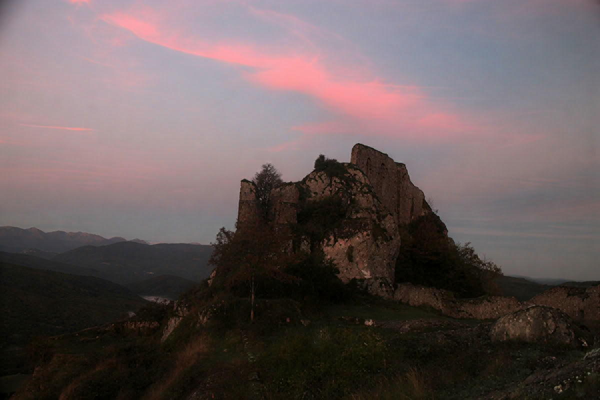 Katarų pėdomis