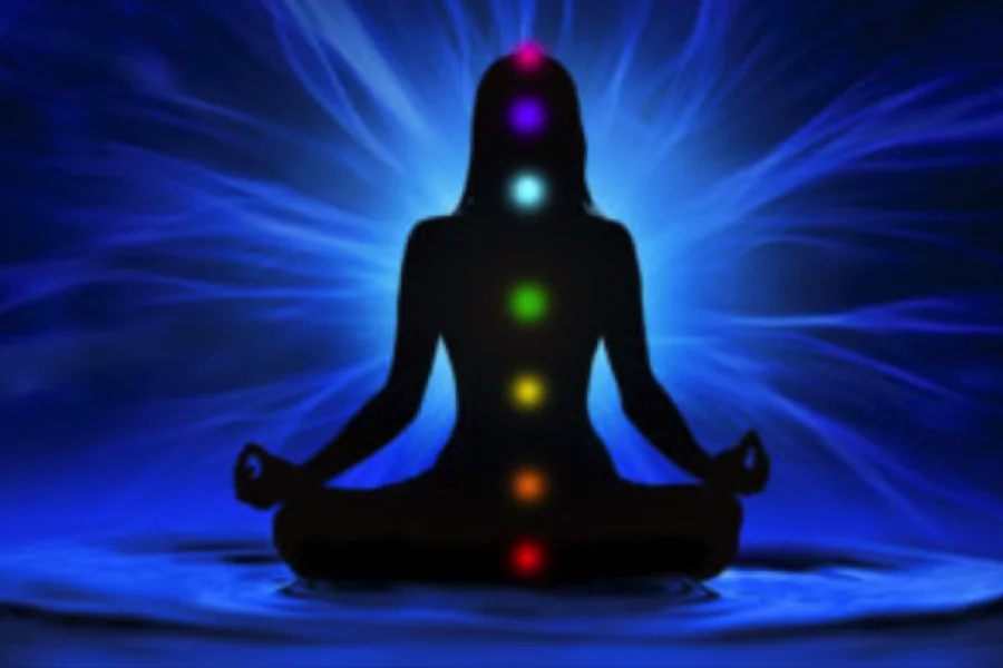 Rankomis atliekamas reiki gydymas 90 minučių