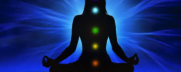 Rankomis atliekamas reiki gydymas 90 minučių