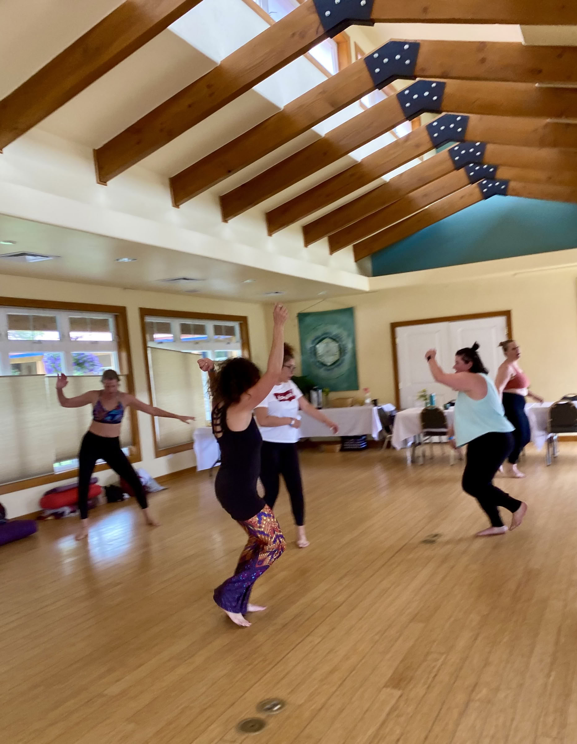 „Embody & Rise: Judėjimas bendruomenėje“