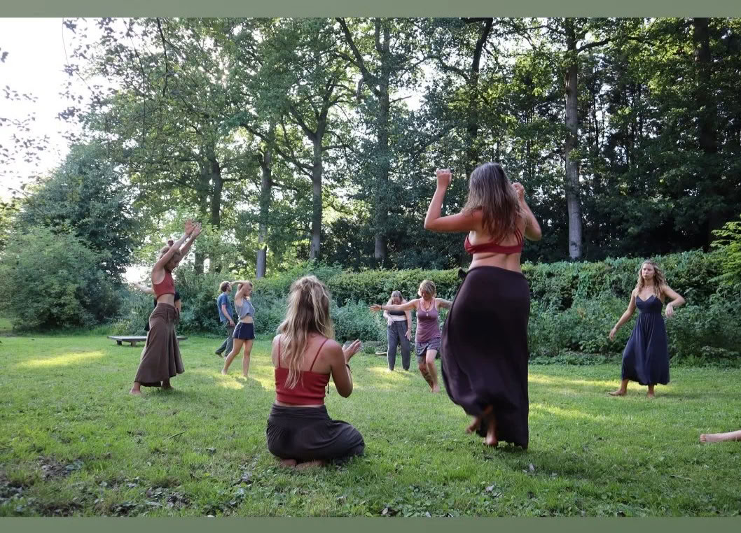 Earth Woman Nuogos jogos ir meditacijos retritas