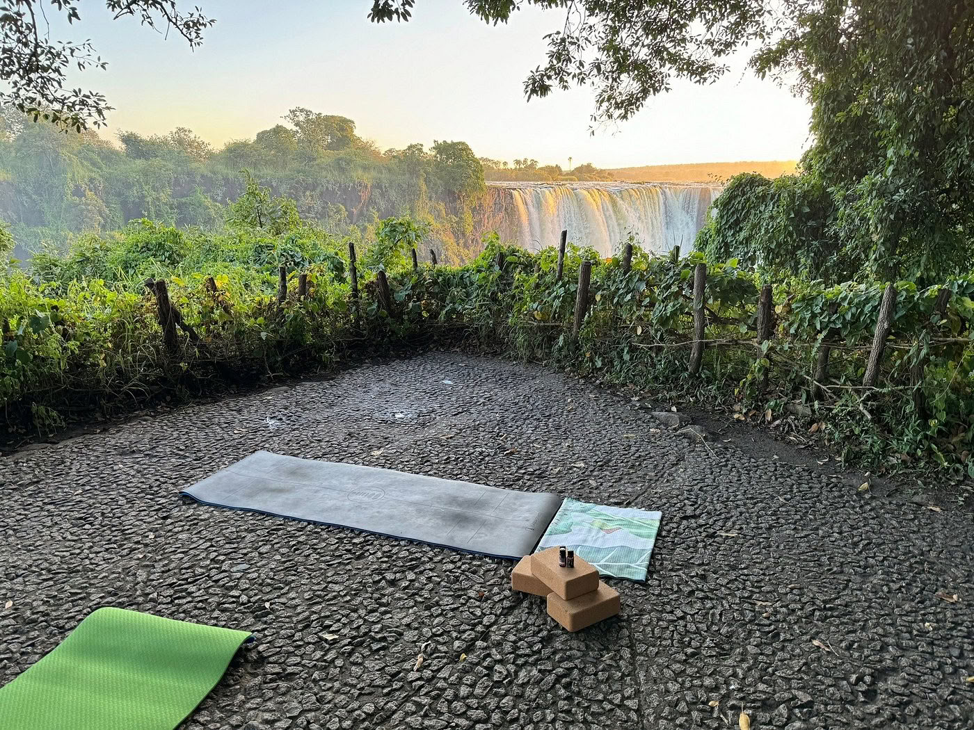 Joga prie The Falls