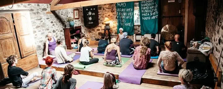 Sraute: Kundalini kelionė į buvimą ir intuityvų ryšį