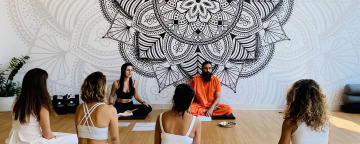 50 valandų meditacijos ir pranajamos (sąmoningas kvėpavimas) meistriškumo kursas (YACEP) HIBRIDINIS