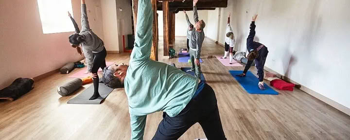Joga ir gyvybingumo retritas: pavasario energijos pažadinimas Pirėnuose