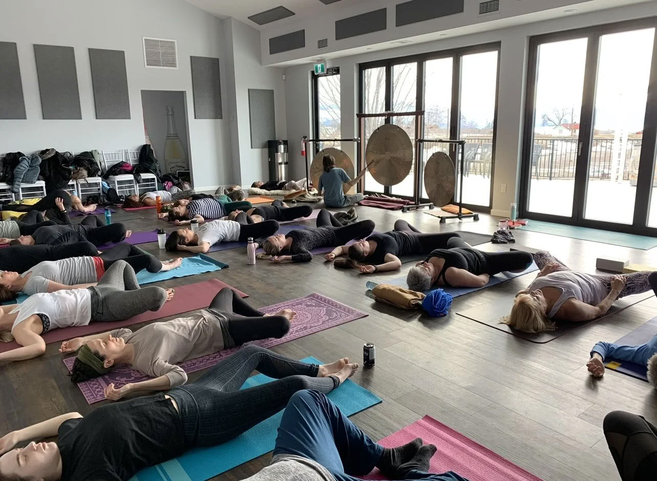 Prieplaukos tėkmė: joga ir meditacija prie Okanagano ežero!
