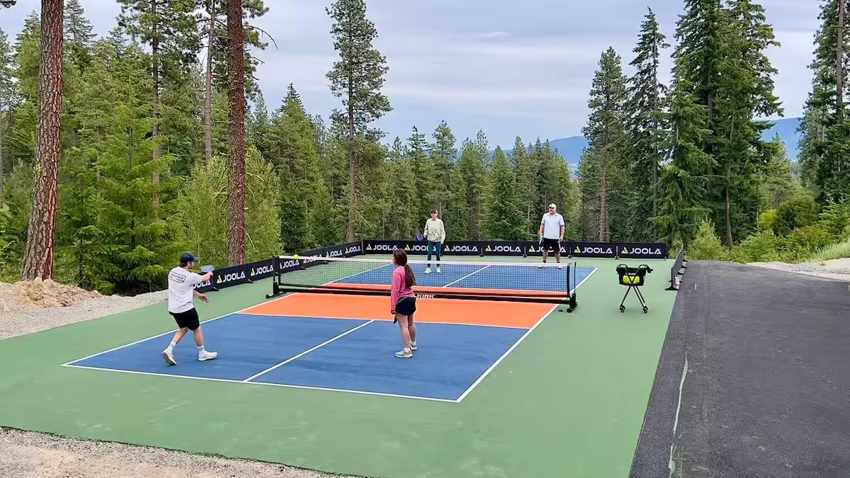 Jogos, žygių ir piklbolo retritas prie krioklių