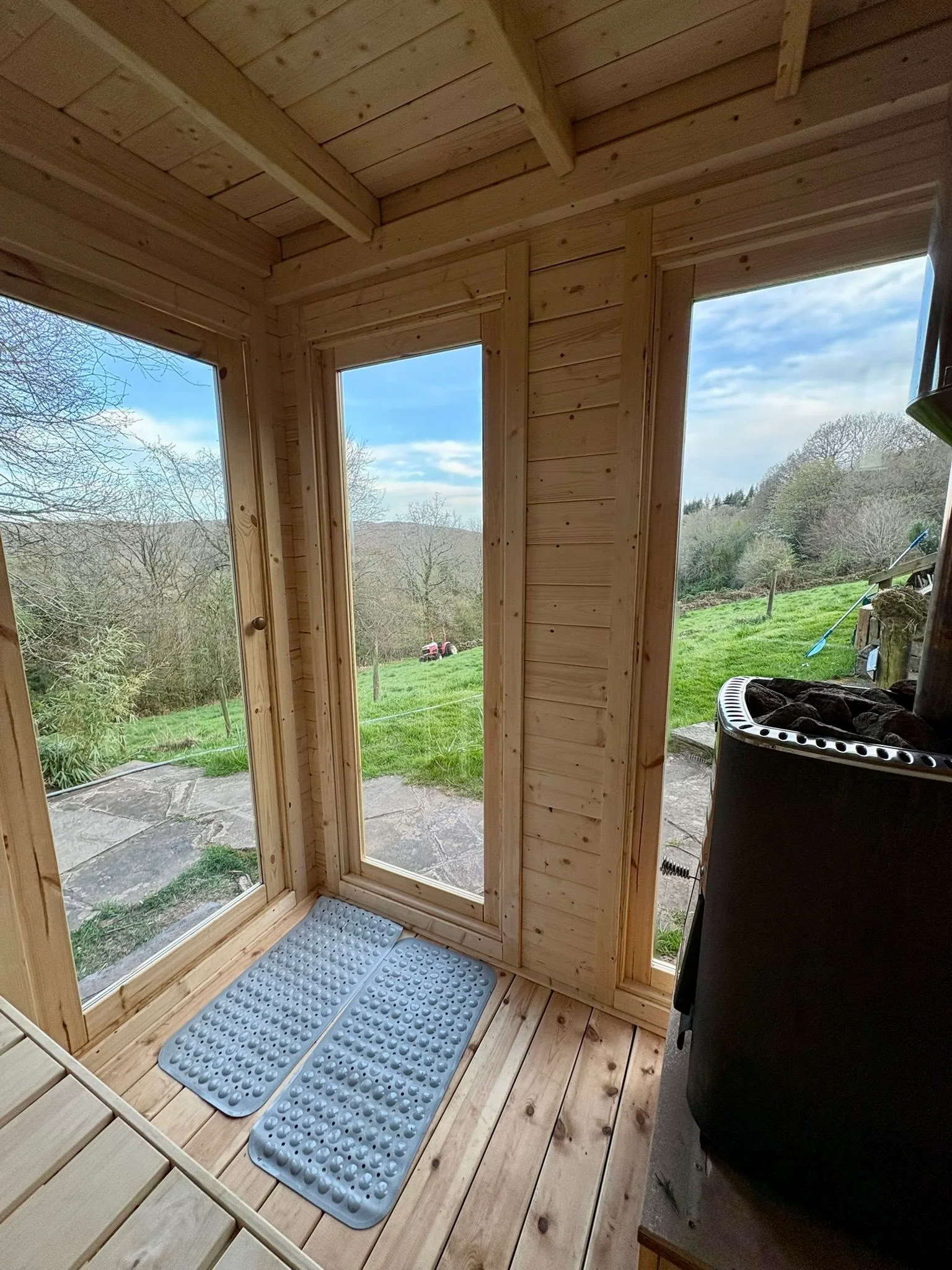 Joga, vėlyvieji pusryčiai ir sauna