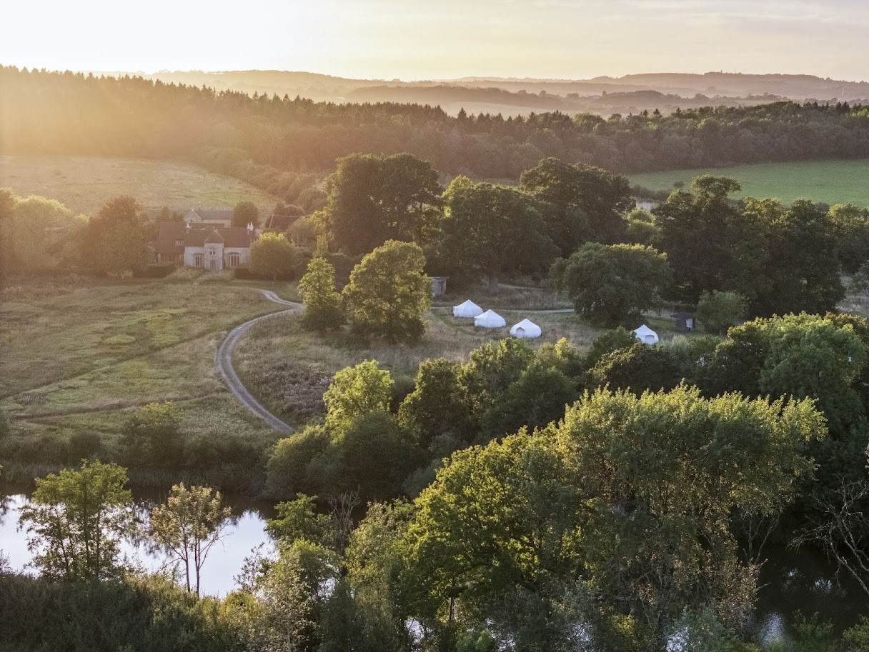 Vasaros saulėgrįžos retritas su Alex Mytton ir 42 Acres