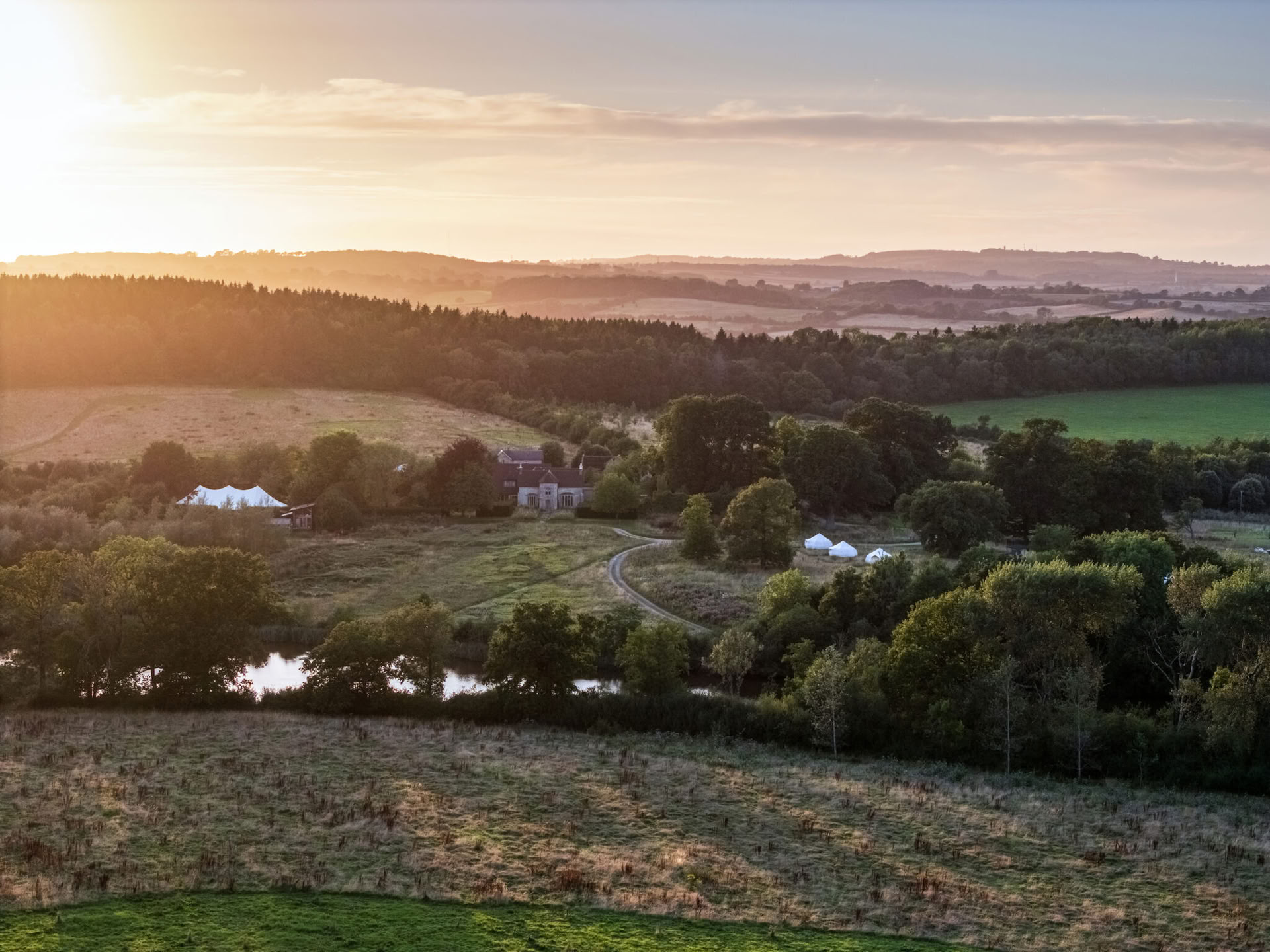 Vasaros saulėgrįžos retritas su Alex Mytton ir 42 Acres