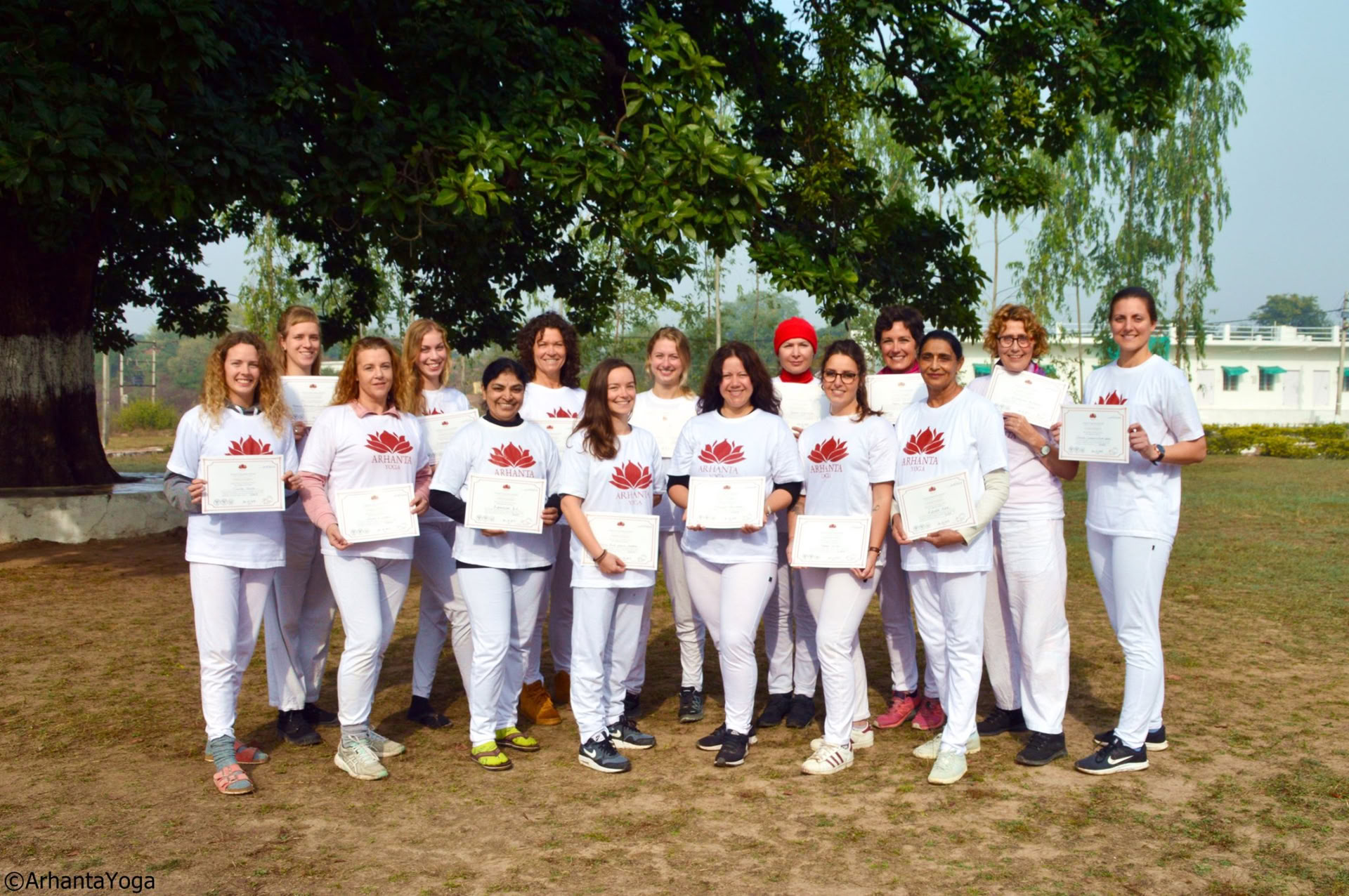 Sukurkite tvirtą pagrindą: 200 valandų jogos instruktorių kursai Indijoje 2026 m.