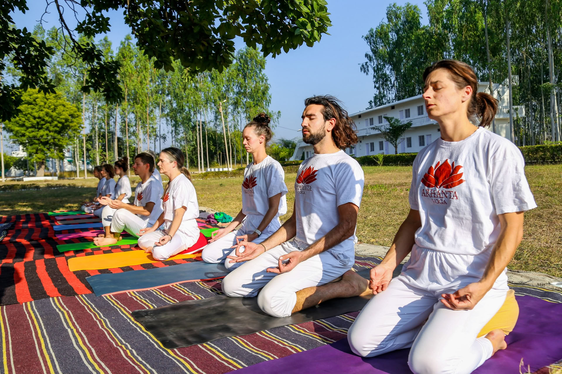 Sukurkite tvirtą pagrindą: 200 valandų jogos instruktorių kursai Indijoje 2026 m.