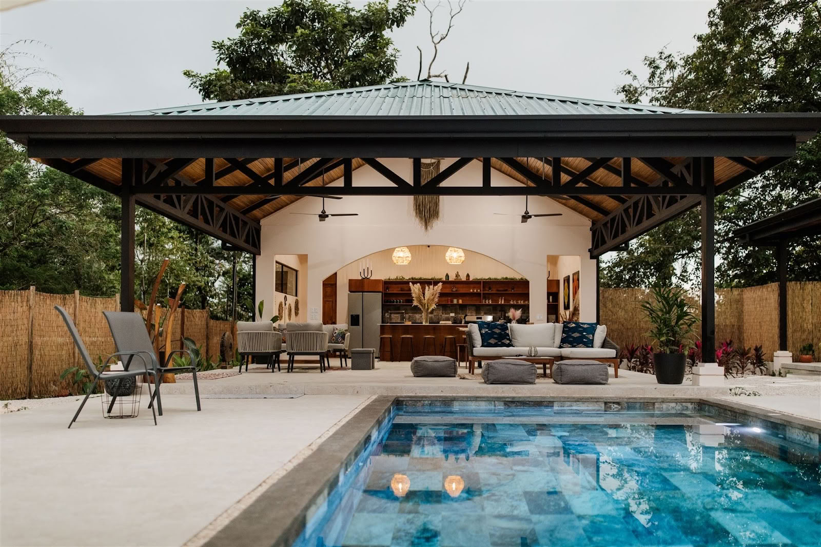 House of Shakti Sanctuary, retritai ir jogos studija