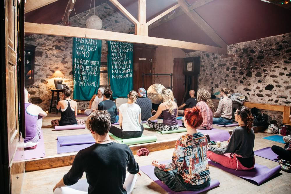 High On Yoga Kundalini jogos mokykla ir jogos terapija