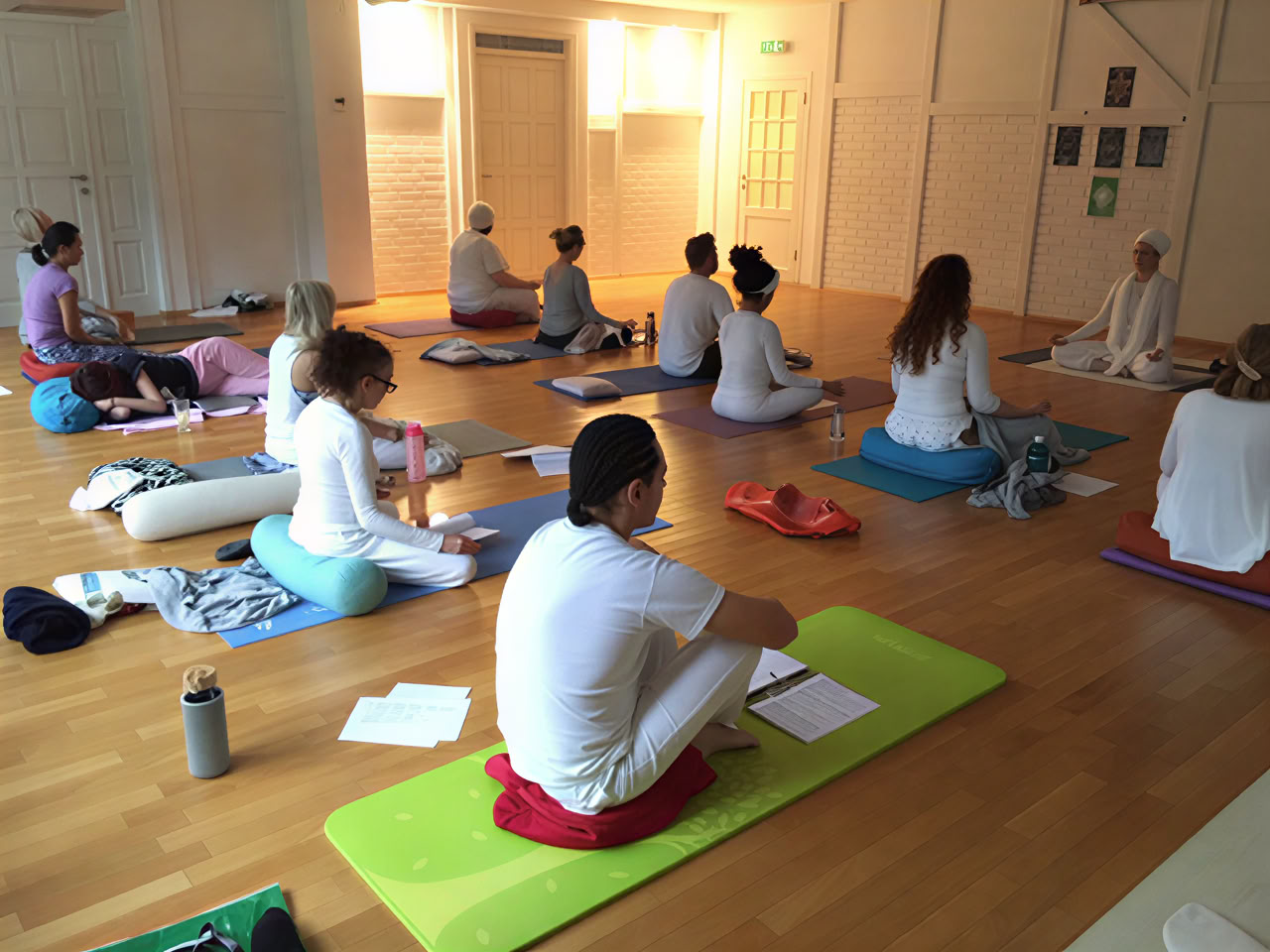 High On Yoga Kundalini jogos mokykla ir jogos terapija