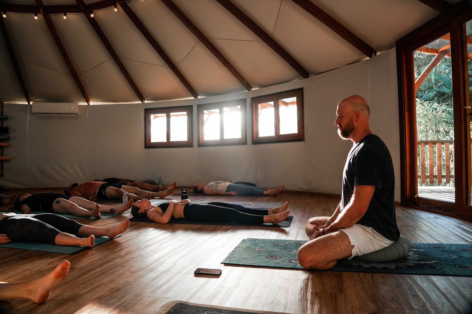 Geoff Rupp – Raskite Ramybę – Vedinė meditacija – Vedinė astrologija – Himalajų kvėpavimo praktikos – Ascending Minds koučingas
