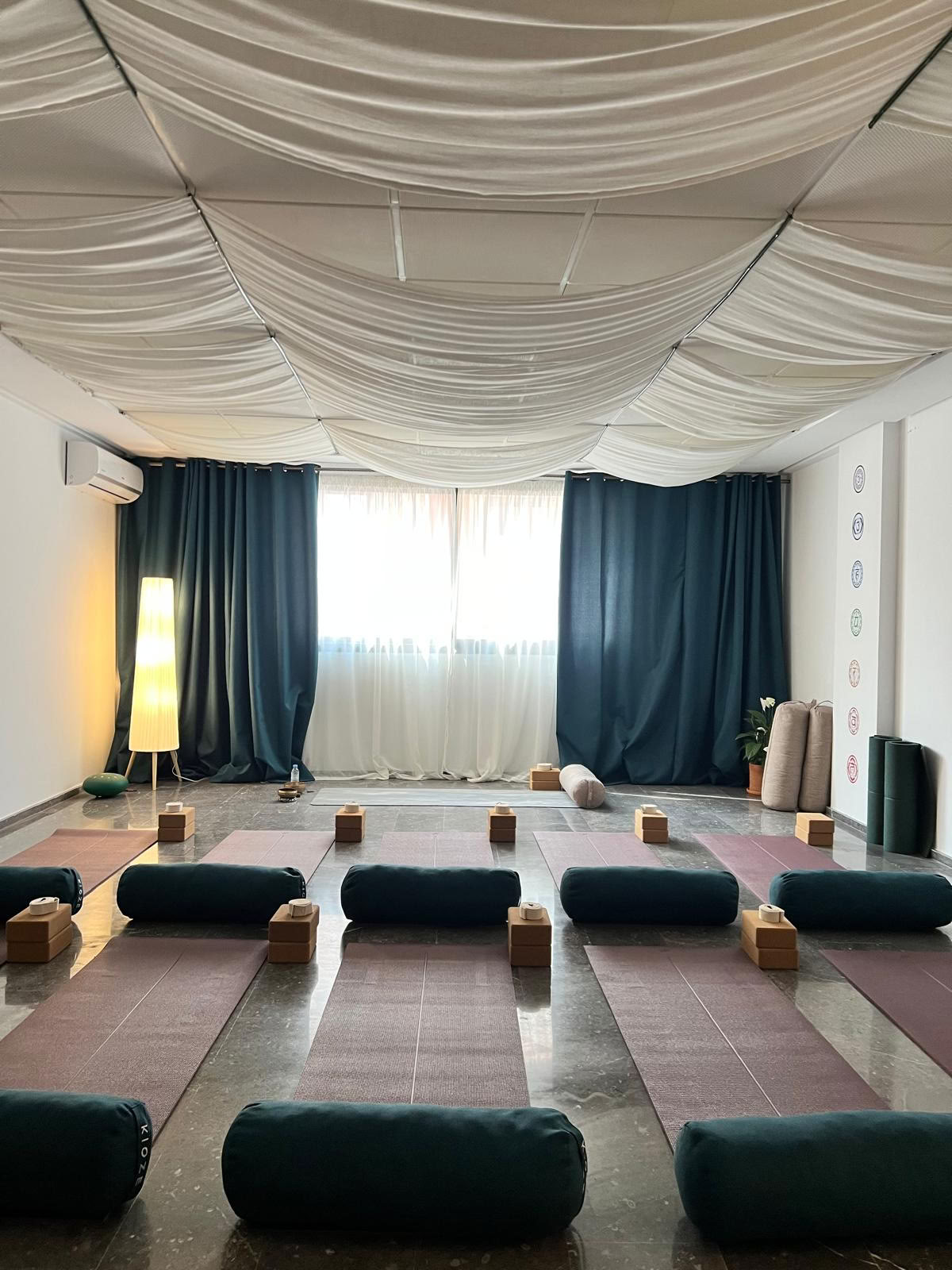 Kioze - Joga Marakeše, jogos studija 100 % moterims, pilatesas Marakeše, rytietiški šokiai, moterų boksas, jogos užsiėmimai Marakeše