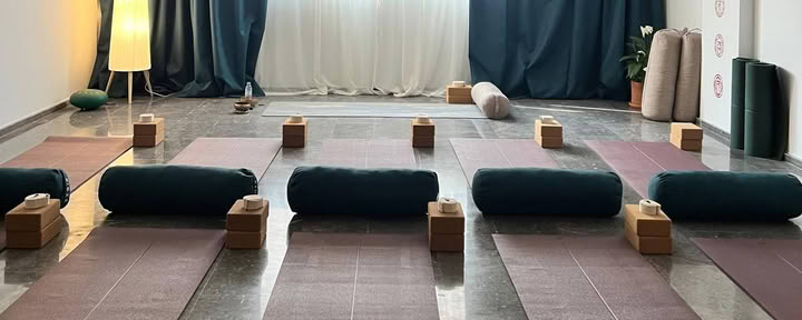 Kioze - Joga Marakeše, jogos studija 100 % moterims, pilatesas Marakeše, rytietiški šokiai, moterų boksas, jogos užsiėmimai Marakeše