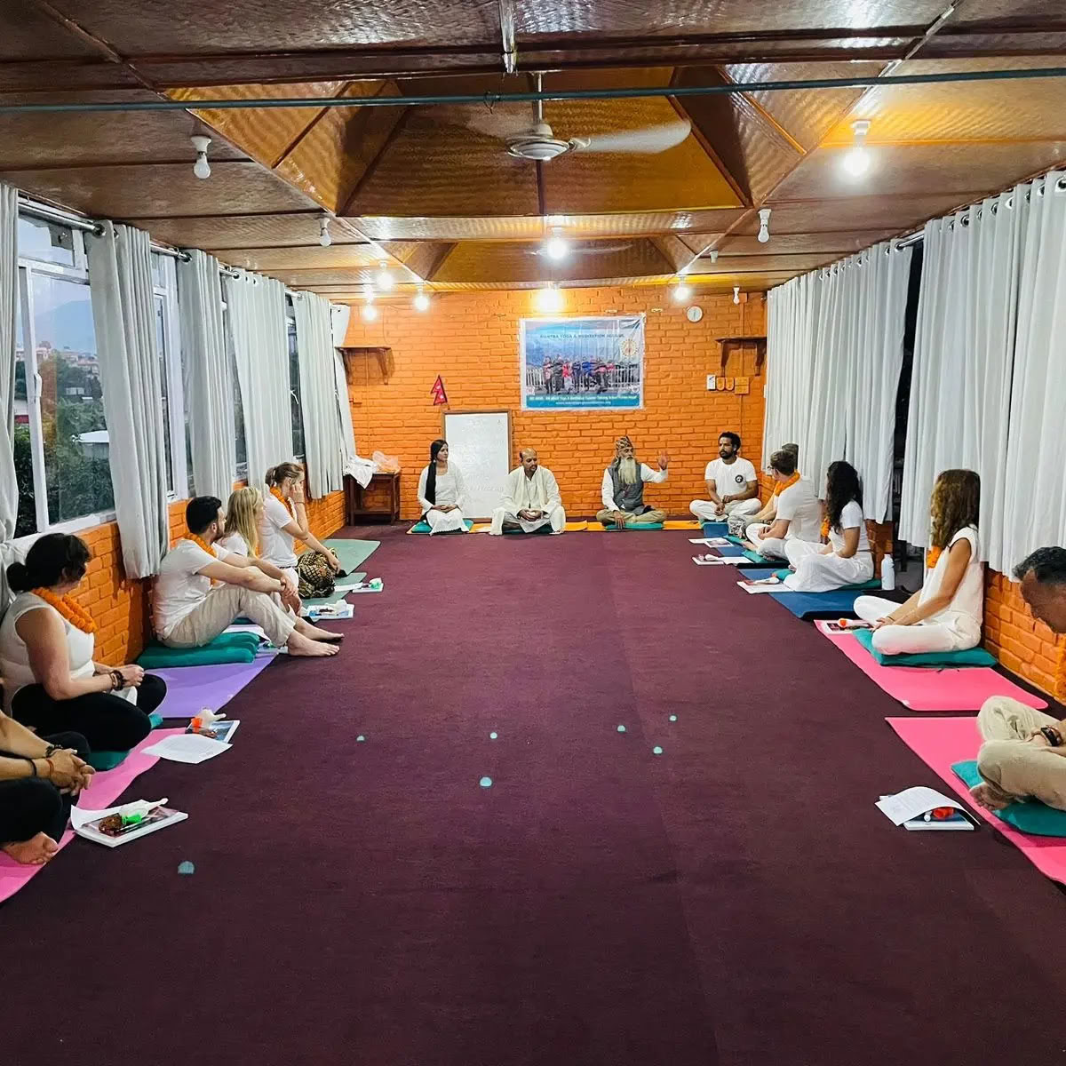 Jogos mokytojų rengimo kursai Nepale – 200 valandų ir 300 valandų kursai „Mantra Yoga“ mokykloje, Pokharoje