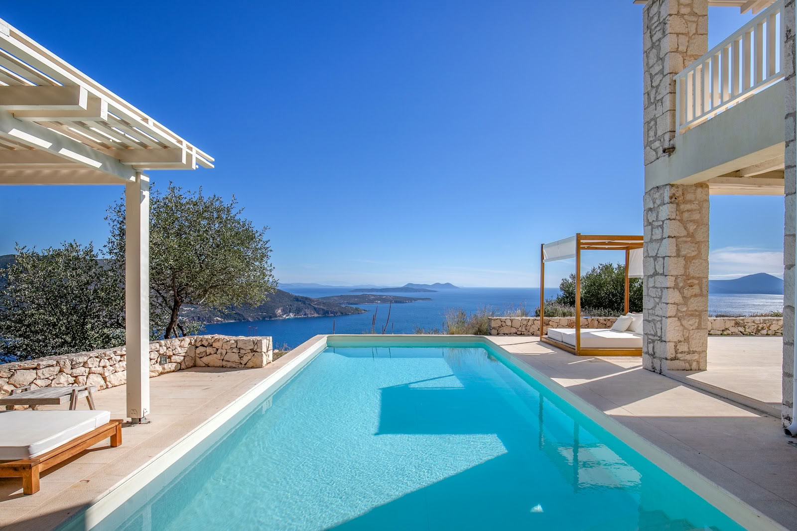 „Urania Luxury Villas“