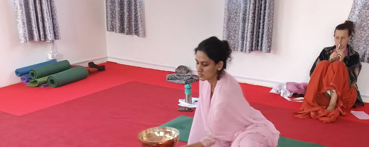 Damini Sargam Academy – garso terapijos kursas Rišikeše