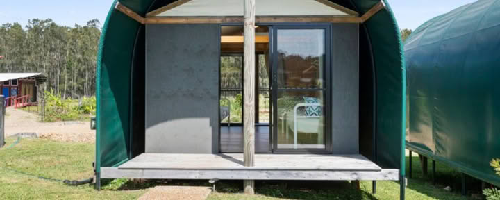 „Quad Share Cabins – bendras vonios kambarys“