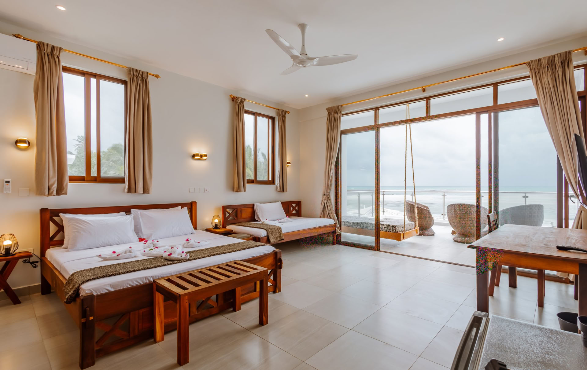 „Beach Villa – Sun Suite Baseino prieiga / Tiesioginis vaizdas į jūrą“