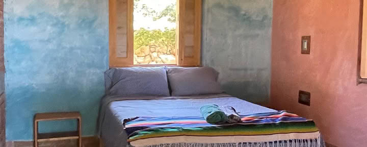 Privatus kambarys su atskiru vonios kambariu, karaliaus dydžio lova ir veranda (neprivalomas oro kondicionierius)