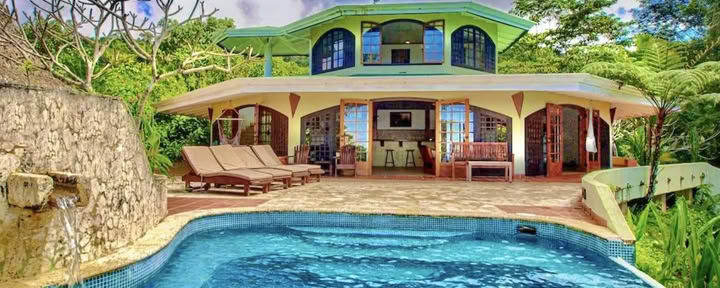 2 guests in a PRIVATE Sky Forest Suite for 2 (air con)