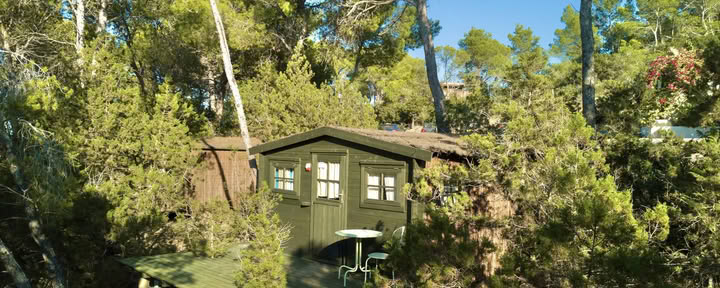 Cabin with en-suite bathroom, terrace & fan (no air con)